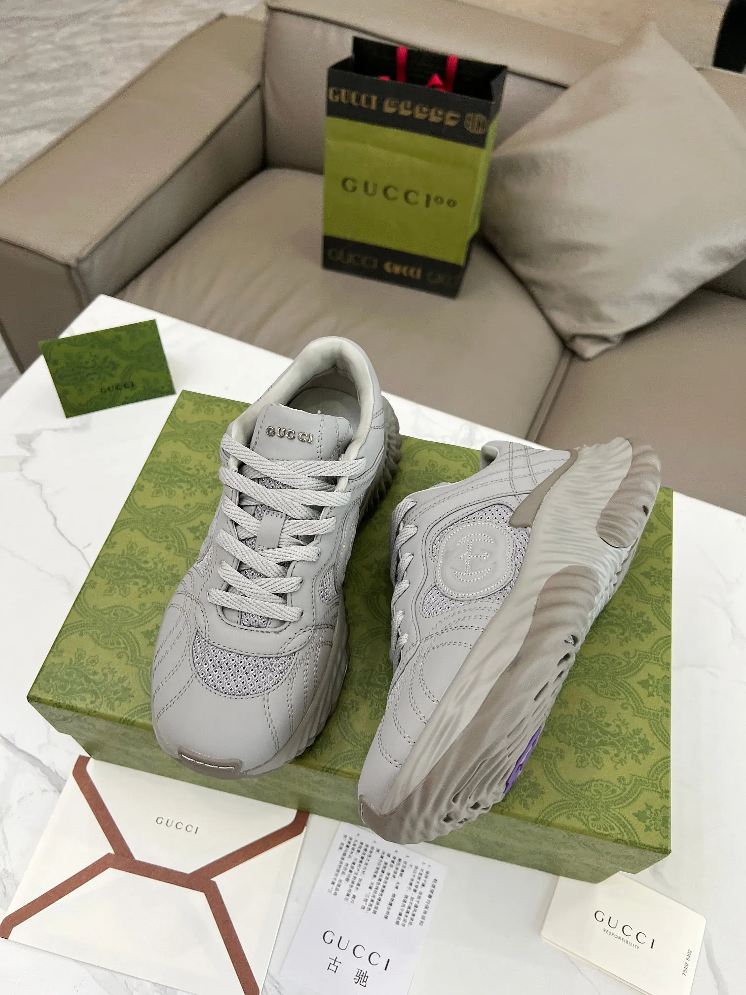 Men's men's shoes 💰780 Top version 🔝Original purchase and development [Love] This new sneaker adopts a thick-soled design, with stitched sheepskin upper and breathable mesh. Show full sense of technology. The 3D effect interlocking double G leather patch and Gucci letter metal accessories, two brand logo details, inject a dazzling texture into the overall design. The details are more substantial! ...